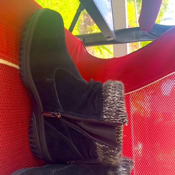 NWOT Khombu SUPER comfy and warm boots-great for Spring weather! - Picture 3 of 6